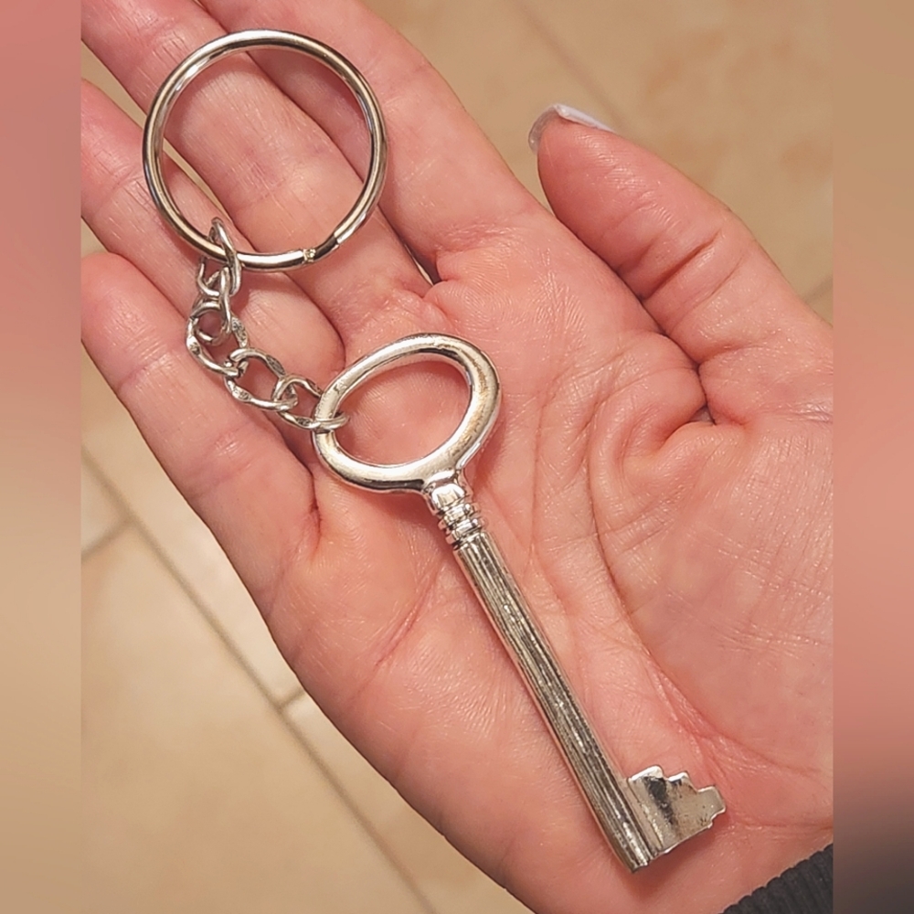 Hot Topic Statement Key Keychain - Picture 2 of 4